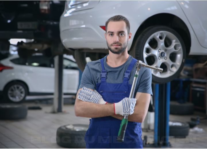 mecanicien qui tien une clé dynamométrique